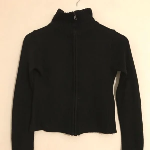  - Klassisk kort stickad svart 90-tals tröja med zipper och polo från Impuls, storlek XS.