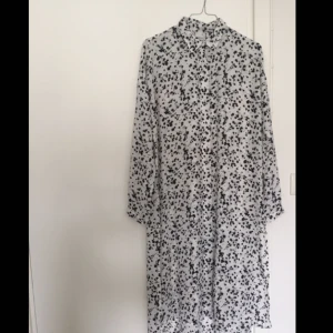  - Lång skjorta med slitsar i sidorna från Gina Tricot. Köparen står för frakt✨