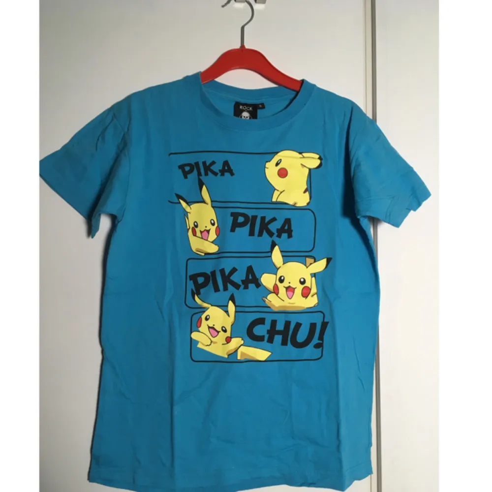 Pikachu-tshirt i ljusblå färg! Nästan aldrig använd.. T-shirts.