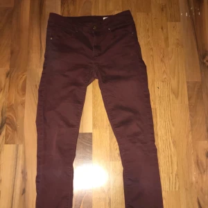  - Vinröda bikbok jeans i bra skick, storlek small. Frakt står köparen för och jag tar swish! :)