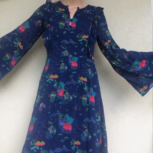  - Fantastisk långklänning från & other stories, med fint mönster, vida armar och blixtlås i sidan. Endast använd ett par gånger och är i perfekt skick 💫