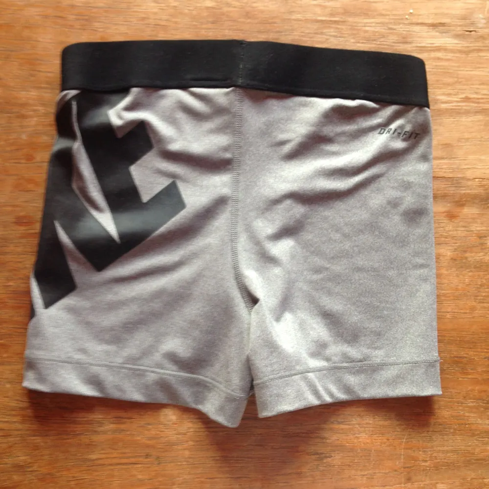 Oanvända träningsshorts från Nike, med märket på ena sidan av låret. . Shorts.