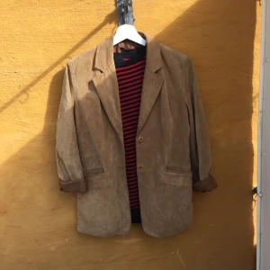  - Äkta beige mockajacka/kavaj med silkesfoder. Stl M men jag har S och har använt den lite oversized. Skickas mot frakt