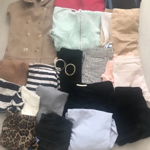  - Oanvänd Paket ingår : Jeans X 3 st Jackor X 4 st  Topp x10 Short x5 Byxa x 1 Klänning x 2 Skjortor x 2 Armband x 2 Skor x 1  Solglasögon x 1