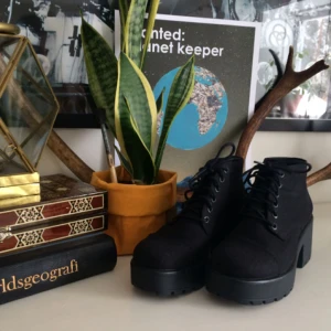  - Skönaste Vagabondskorna någonsin! Mitt andra par, dock fel storlek så endast använda 2 ggr. Världens snyggaste platåsko!  Köparen står för frakten.