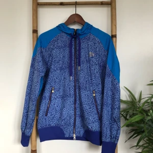  - tunn jacka från Nike, i princip oanvänd. passar även S