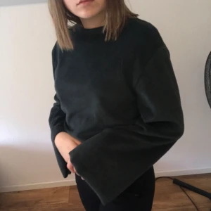  - Väldigt fin mörkgrön tröja från zara med utsvängda armar