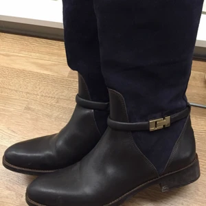 Tommy Hilfiger stövlar  - Säljer mina Tommy Hilfiger stövlar som knappt är använda. Storlek 39. Mitt pris 500kr