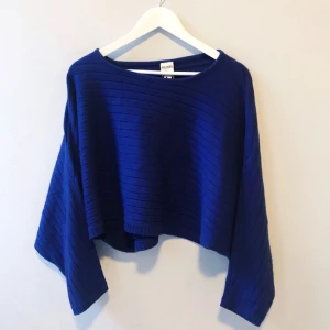  - Oversize tjocktröja från Monki i storlek M/L säljes för 80kr, frakt tillkommer. Betalning sker via swish. 