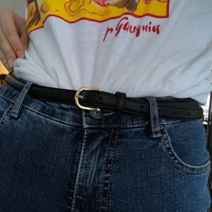  - Svart fakeläder skärp, det är extra hål tryckta i så det passar en M också, frakt tillkommer 💗