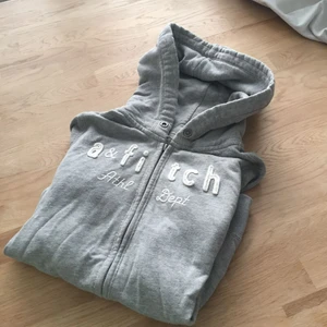  - En grå munkis från Abercrombie&Fitch Den är i XL i barnstorlek men fungerar som en XS