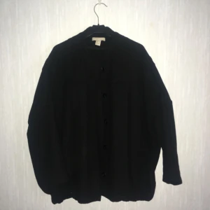  - Svart bomberjacka i 62% ullmix med dolda knappar.  Köpt för ca 3 år sedan men endast använd under en säsong. Bra kvalite och i fint skick!  Håller värmen hyfsat bra utan innerfoder. Nypris: 1000kr Kan hämtas i Göteborg eller skickas. Köparen står för frakten! 