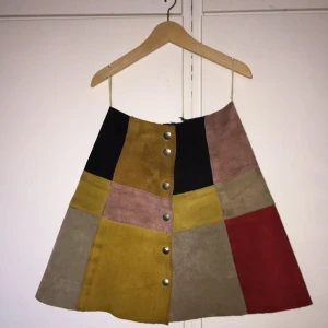  - Mycket fin lappad mockakjol men knäppning fram. Passar en XS. Second hand.