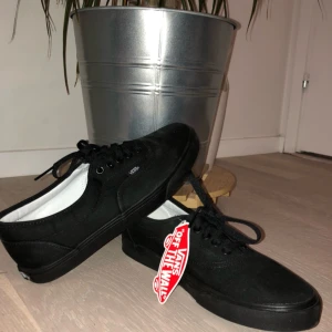  - Helt oanvända Vans med tag kvar