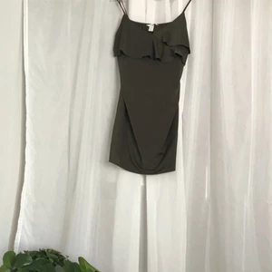  - Nypris: ca 200kr Mörkgrön/brun klänning  Säljer pga att den aldrig används  Antal gånger använd: 1 gång