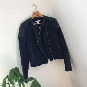  - Marinblå ”biker-jacka” med guldiga detaljer 💙 sitter snyggt och skönt!   (På bild 2 är det någon skugga som gör att den ser sliten ut i nederkanten, men det syns inte irl och jackan är i felfritt skick) 
