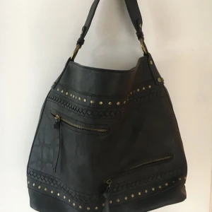  - Snygg handväska i fusk-skinn. Nypris 500 kr, använt en gång. 