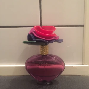  - Parfym Lola. Orginalinnehåll 100 ml. 