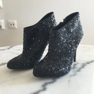  - Ett par paljett klackar i storl 38! Använda 2 ggr! Klacken är ca 10cm! Köparen står för frakt på 60kr