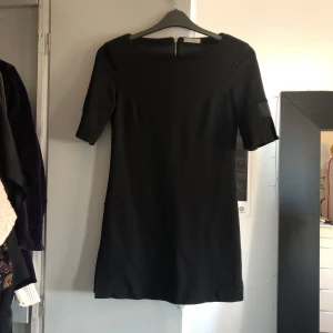  - Kort svart klänning från Hunkydory.