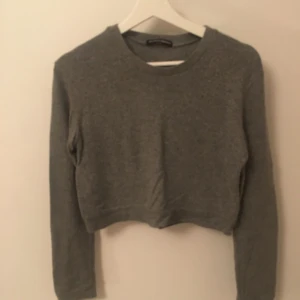  - Finstickad kort tjocktröja från brandy Melville, har ylle i så den är varm. Står att den ska vara one size men skulle säga att den passar XS-M