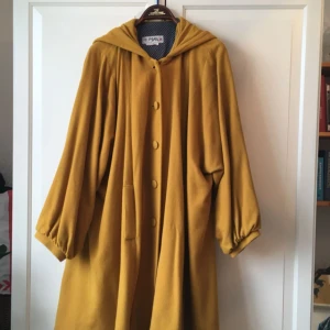  - Snygg orange/gul kappa med luva i storlek large. Hel och ren, använd tre gånger. Superskön och passar bra som ”övergångsjacka” från höst till vinter/ vinter till vår! 