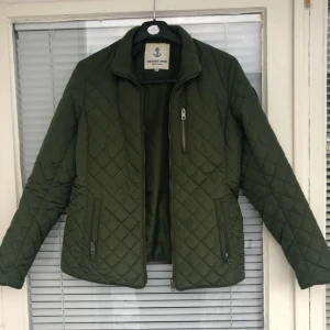  - Vårjacka i mycket fint skick säljes. Säljes pga inköp av en ny vårjacka.