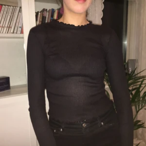  - Svart topp från HM, använd få gånger säljes för 40kr i storlek S 💗