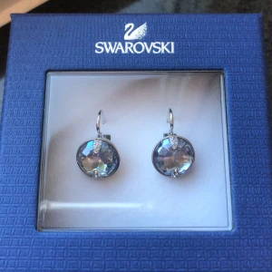  - Säljer mina helt nya swarovski örhängen  Jätte fin blå färg Äkta!!