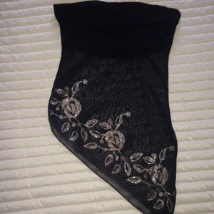  - Ärmlös topp med skimmrande embroderi 