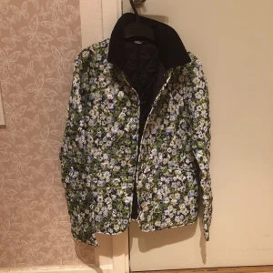  - Jätte fin Barbour jacka i grönt med blommor. Den är knappt använd, den var given som en president då den inte var min typ av jacka så bestämde jag mig att sälja den. 