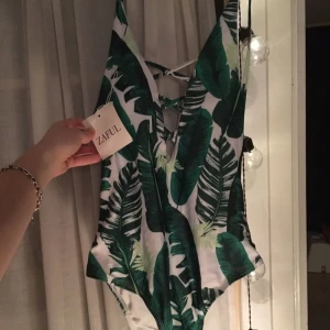  - Säljer HELT oanvänd baddräkt från ZAFUL. Säljer den pga för liten för mig. Bindning bak i ryggen samt fram. Den passar bäst på storlekarna XXS/XS. Skriv om du är intresserad! Går att frakta men köparen står för kostnaden! Pris kan diskuteras ;) 