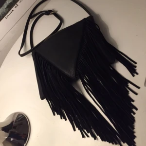  - Säljer min fina axelremsväska som jag köpte i en läderbutik i New York. Använd en gång. Som ny! Jag kan mötas upp i Göteborg men kan även skicka den. Dock så står då köparen för frakten 🌹