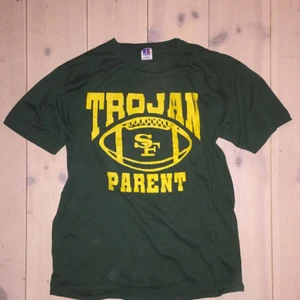  - Tröja fett snygg som en oversized t-shirt. Grön med gul text. Köpt på beyond retro.