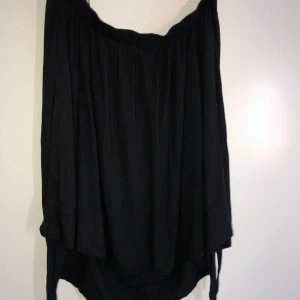  - Off-shoulderblus från Gina tricot. Använd 1 gång :) frakt 35kr