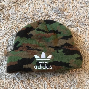  - Mössa från Adidas. Köparen står för eventuell frakt.