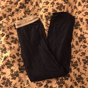  - Mjukisbyxa, säljs pga för korta på mig (är 174cm) vita bandet är INTE missfärgad som den svarta är. Färg blå