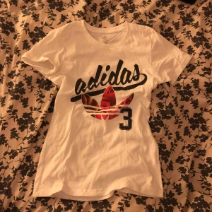  - Adidas T-shirt, knappt använd. Med mjukt tryck. 