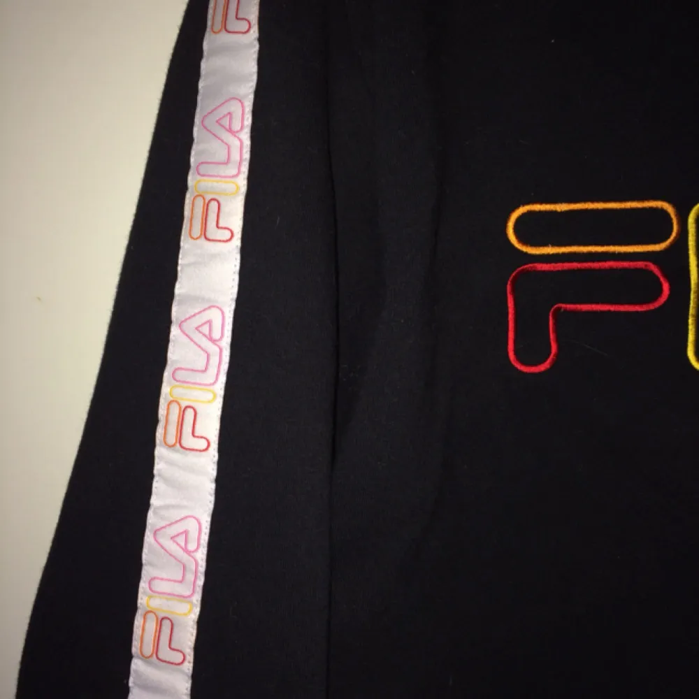 Supersnygg croppad sweatshirt från Fila! Den är använd ca 2 ggr och är fortfarande i superskick. Köpt på Urban Outfitters i London för ca 500kr.   Fraktar ej men kan mötas upp i Sthlm.. Toppar.