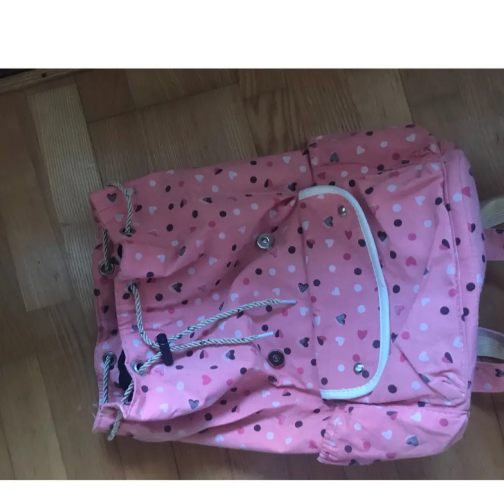 Nalle Puh ryggsäck 🎒  Väldigt stor och fin har bara använt den 1 gång ✨  Köparen står för frakten! 📮  Katt finns i hemmet 🐈. Väskor.
