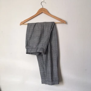  - Sjukt snygga, näst intill oanvända kostymbyxor från Bershka. Står storlek L på men skulle säga att de passar bättre på en M!  Priset är inkl frakt, kan eventuellt diskuteras vid snabb affär.