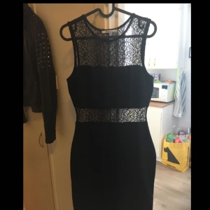  - Tajt Festklänning i storlek M men passar L, genomskinliga delar i midjan och över bröstet. 