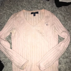  - En gant kabelstickad i ljusrosa