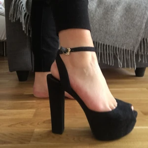  - Ett par snygga öppna klackskor från Nly (Nelly) som jag andhämtning 1 eller 2 gånger. Hela och i bra skick.  