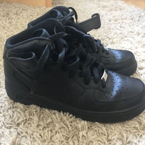  - Nike Air Force 1 black high sneaker. Only used 2 times in sunny days. Almost brand new. Good catch!