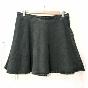  - Grå jeanskjol från Monki med hög midja och A-linje form.