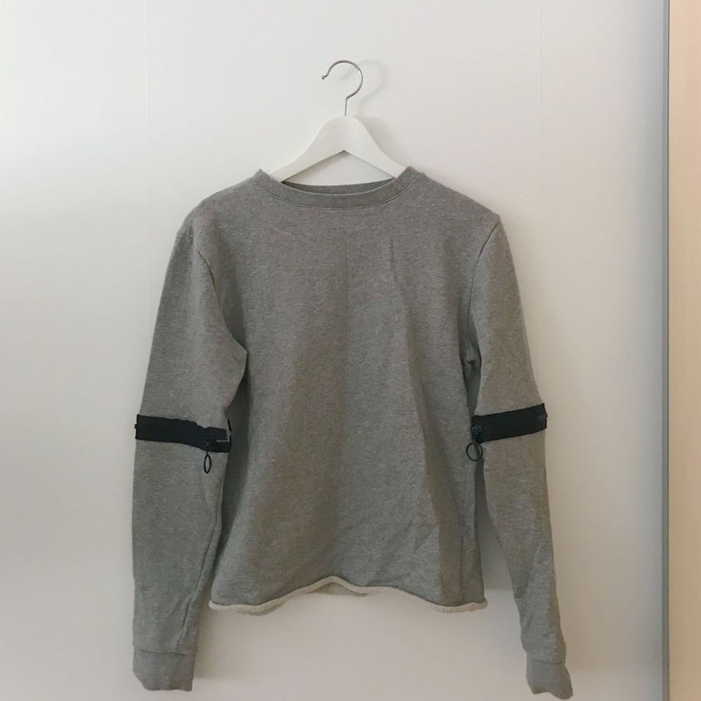 Biker-sweater med dragkedjor på ärmarna från BACK i storlek 36. Möts upp i Stockholm alternativt står köparen för frakten ✨. Huvtröjor & Träningströjor.