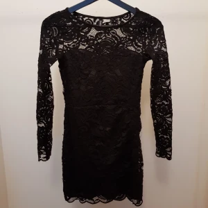  - Supersnygg thight spetsklänning, andvänd ca 3 ggr, gott skick. Liten i storleken, passar xs. 