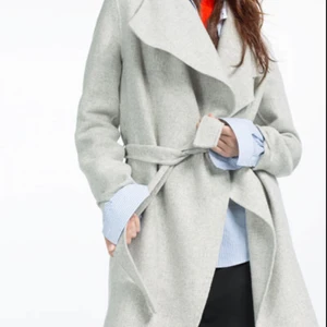  - Säljer min Kappa från Zara som är helt oanvänd. Köpte för 2Månader sen så den är helt fantastiskt ny! Världens skönaste material och super varm. Kan beskriva den som helt enkelt en jätte stilig & läcker kappa med luva! Säljer för den är för stor för mig. Annars I Love It! Btw: köpte den för 1000kr 