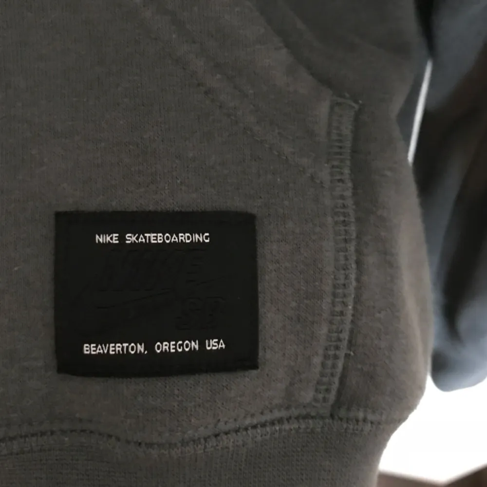 En Nike SB-hoodie som är köpt i Barcelona. Tyvärr tappat ena ”flärpen” på banden som spänner huvan därför det billiga priset! Annars i bra skick, 7/10 skulle jag säga. . Hoodies.